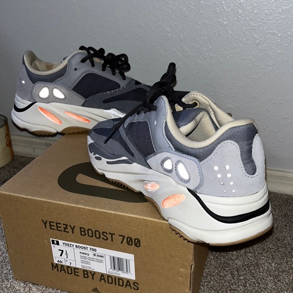 Yeezy 700 Magnet - Picture 5 of 6